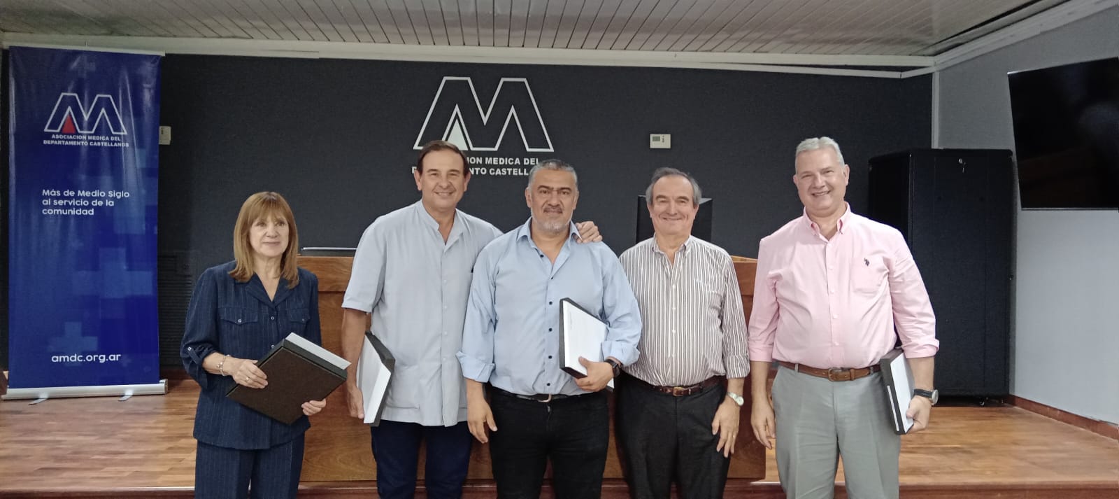 En la foto, la Dra. N&eacute;lida Pasciutto, Dr. Daniel Marfortt, Dr. Gabriel C&aacute;ceres, Dr. Julio Bedini y Dr. Paul Schavarzstein